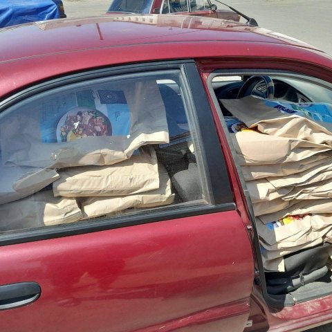 Auto vollgepackt mit Futtersäcken